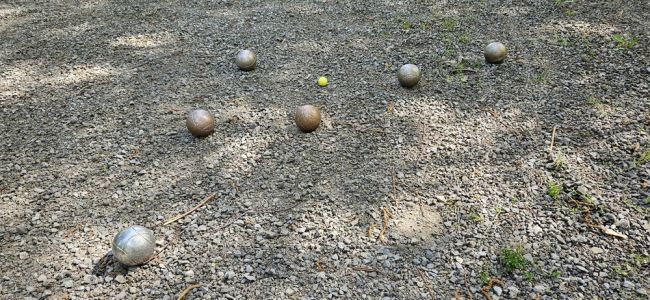 Powiększ zdjęcie: boule rozrzucone na boulodromie