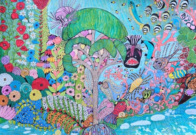 Powiększ zdjęcie: praca przedstawiająca rafę koralową przenikającą się z łąką, na środku drzewo