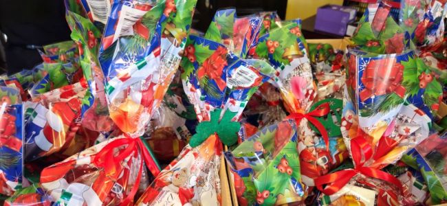 Powiększ zdjęcie: upominki w kolorowych woreczkach