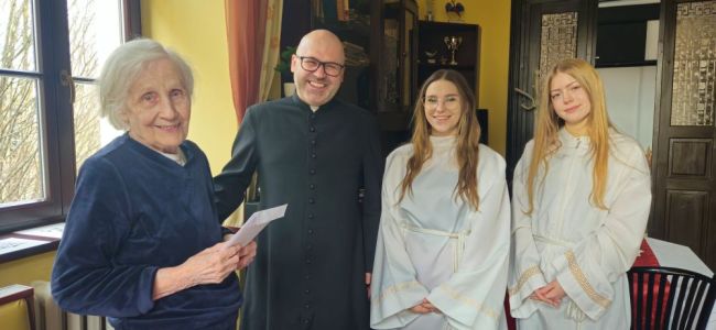 Powiększ zdjęcie: Mieszkanka dps, ksiądz i dwie dziewczyny w stroju aniołów