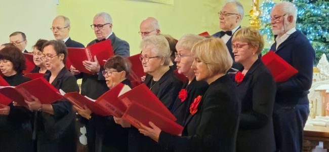 Powiększ zdjęcie: chór podczas koncertu