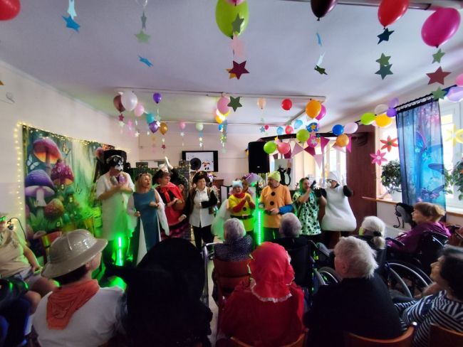 Powiększ zdjęcie: udekorowana sala i bawiący się ludzie