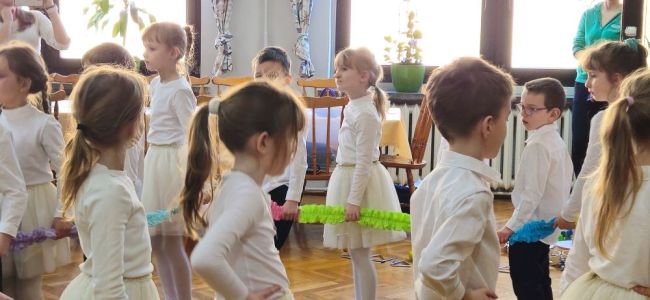 Powiększ zdjęcie: dzieci ubrane na biało podczas występu