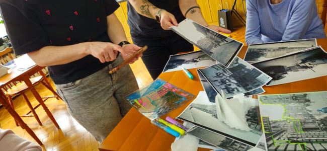Powiększ zdjęcie: fragment dłoni i prac podczas warsztatów