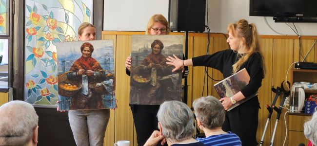 Powiększ zdjęcie: pracownice Muzeum Śląskiego podczas pokazu obrazu "Pomarańczarka"