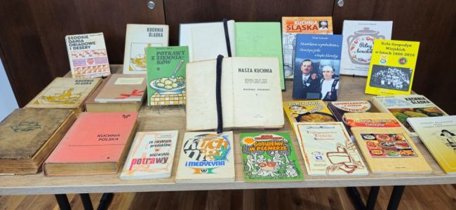 Powiększ zdjęcie: książki kucharskie wyeksponowane na stoliku