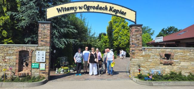 Powiększ zdjęcie: nasi Mieszkańcy przez bramą do ogrodów